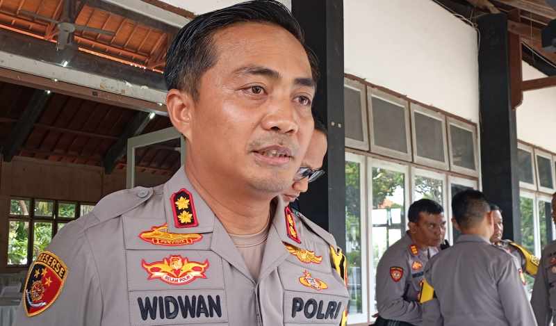 PANTAU TERUS PERKEMBANGAN: Kapolres Buleleng, AKBP Ida Bagus Widwan Sutadi sebut pihaknya siapkan surat permohonan pemulangan PMI asal Buleleng di Myanmar. (Foto: Francelino Junior/Radar Bali)