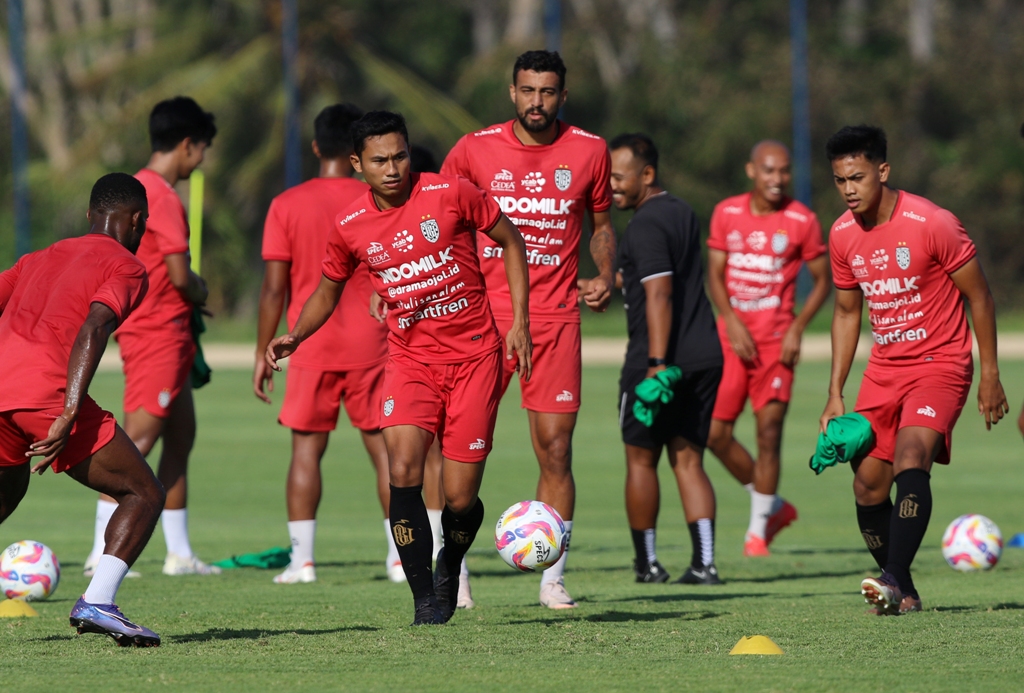 LATIHAN: Ricky Fajrin dan kawan-kawan saat latihan di BU Training Centre Pantai Purnama Selasa, 10 September 2024.