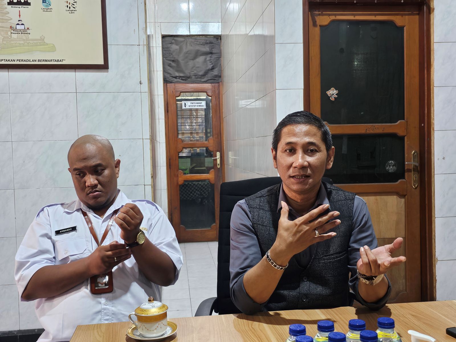 HAKIM NAKAL: Anggota Komisi Yudisial Republik Indonesia Prof Mukti Fajar Nur Dewata (kanan) didampingi Asisten III Bidang Data, Informasi Ragil Armando