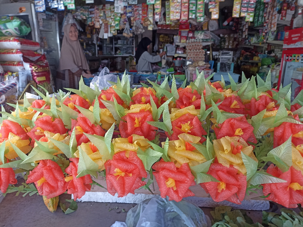 KEMBANG TELUR: Penjual kembang telur warna warni mulai menjamur di kawasan Kampung Islam Kepaon, Desa Pemogan, Denpasar Selatan, Rabu 11 September 2024.