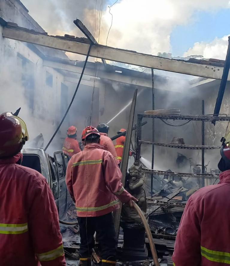 LUDES: Kebakaran rumah dan toko di Jalan Kebo Iwa Utara, Dusun Robokan, Padangsambian Kaja, Denpasar Barat, Rabu, 11 September 2024.