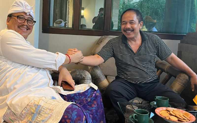 BAHAS BANYAK HAL : Sugawa Korry (kiri) dan Dokter Caput (kanan) ketika bertemu dan membahas ide dan gagasan untuk membangun Buleleng.(Istimewa)