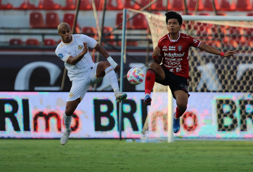 BEREBUT BOLA:  Kadek Arel (kanan)  berebut bola atas dengan William Moreira di Stadion Kapten I Wayan Dipta, Gianyar, Rabu 11 September 2024.