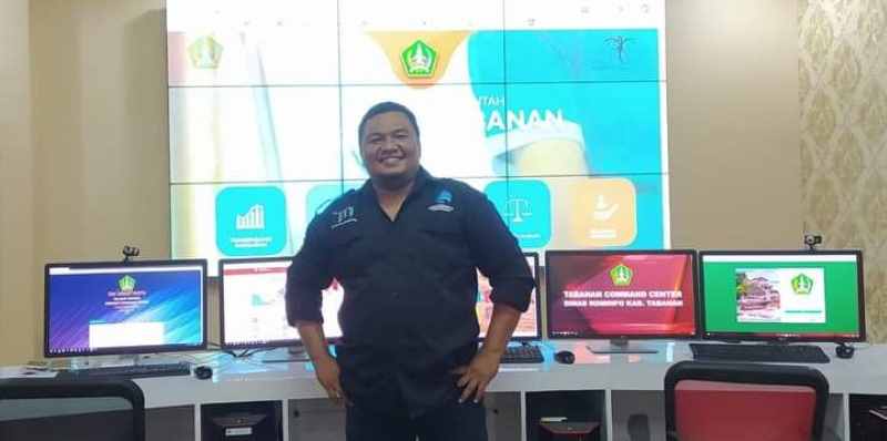 TARGET BULAN DEPAN : Sekretaris Dinas Diskominfo Tabanan,  I Gusti Putu Winiantara. (juliadi/radar bali)