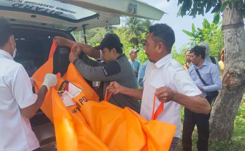 MENGAGETKAN WARGA : Sopir truk yang ditemukan tewas di balik kemudi dievakusi ke RSU Negara, Jembrana. (Foto: Polsek Mendoyo untuk Radar Bali)