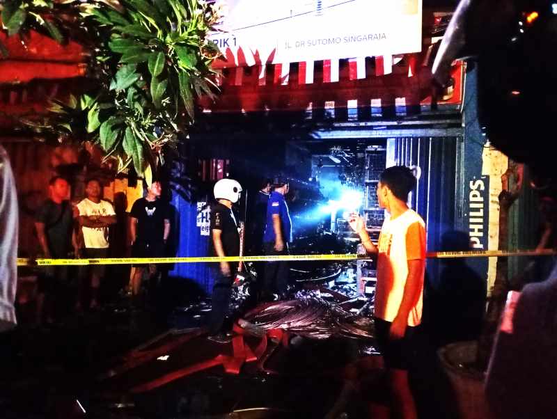 GEGARA DUPA : Petugas Damkar Buleleng berusaha memadamkan api yang berada di dalam Toko Jaya Listrik, yang kerugiannya mencapai Rp 500 juta.(francelino junior/radar bali)