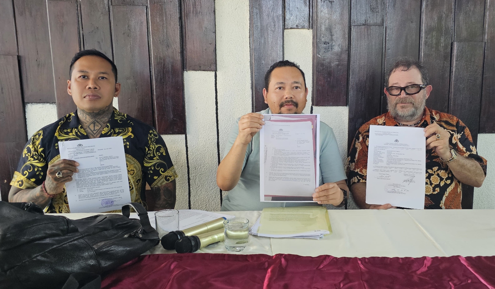 BERI PENJELASAN: Scott Bennet Trout (kanan) didampingi Kuasa Hukum Nyoman Ferri Supriayadi, SH (tengah)  dan karyawannya Gede Komet di Denpasar, Jumat (13/9/2024). (Andre Sulla Radar Bali)