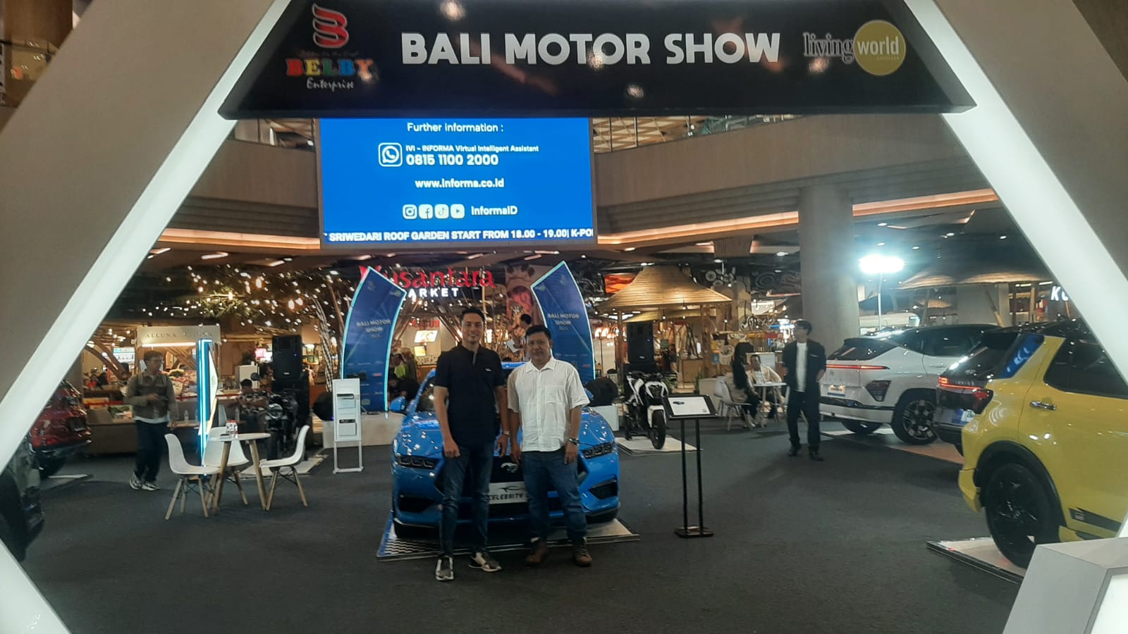 MEWAH: Owner Belby Enterprise Nanang Eko Cahyono (kanan) bersama Yoga ambassador di arena pameran Bali Motor Show 2024 di Living World Mall Denpasar, Jumat 13 September 2024.