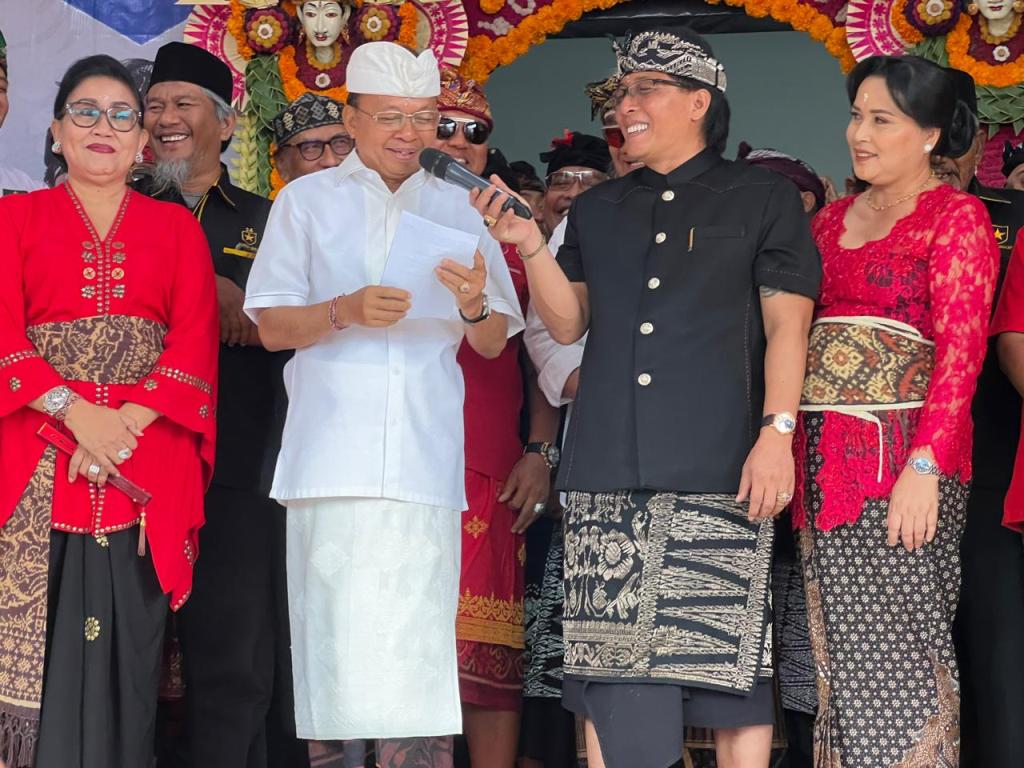 KONFERENSI PERS: Wayan Koster dan I Nyoman Giri Prasta ketika memberikan konferensi pers di Kantor DPD PDIP Bali, sebelum mendaftar ke KPU Bali