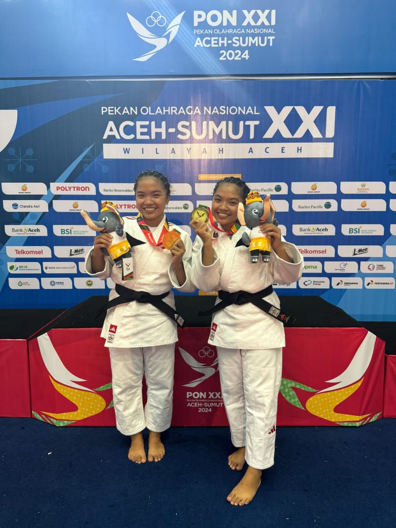 MEDALI EMAS: Judoka kembar Bali Ni Made Sukerti dan Ni Nyoman Suwitri meraih medali emas nomor Juno Kata Putri dengan total nilai 373 di ajang PON XXI/2024, Jumat (13/9).