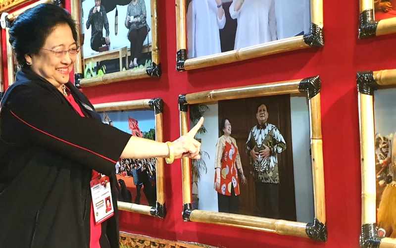 ADA AGENDA KETEMU PRABOWO: Megawati menunjuk foto yang disuka diantara semua foto yang dipajang yang dilaksanakan di Hotel Grand Inna Bali Beach. (ni kadek novi febriani/radar bali)