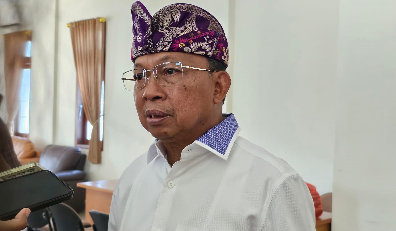 BENARKAN AGENDA : Wayan Koster mengakui ada jadwal pertemuan Megawati dan Prabowo. (ni kadek novi febriani/radar bali)