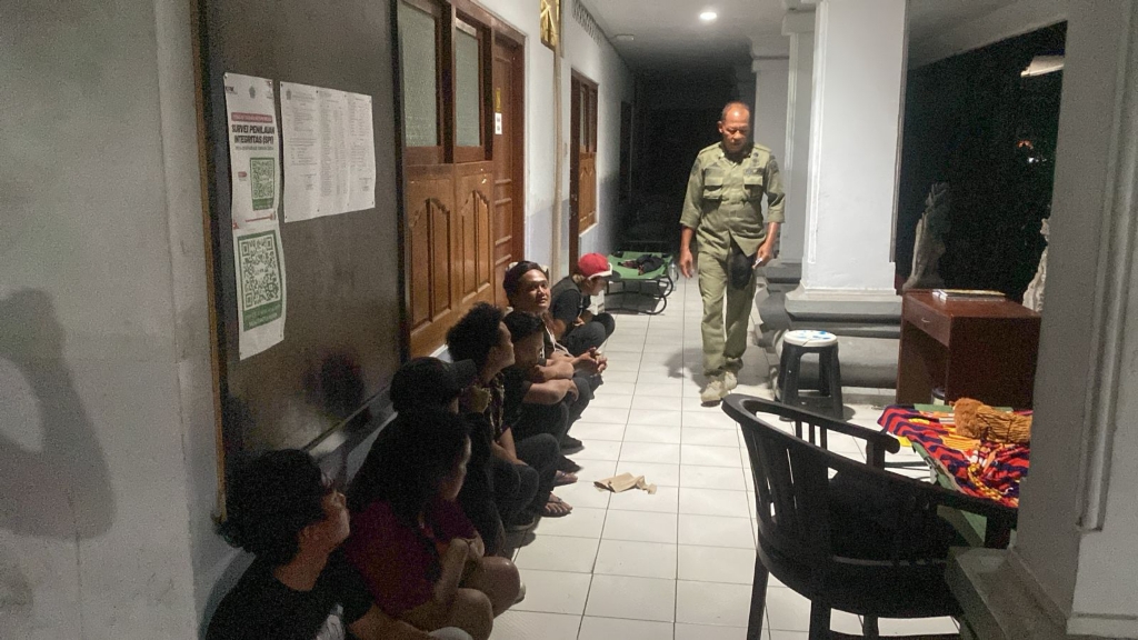 DIAMANKAN: Satpol PP Kota Denpasar telah menjaring sejumlah anak punk di wilayah Denpasar Barat.