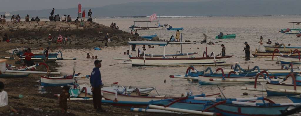 RAMAI: Pemandangan pantai Mertasari pada hari  Minggu,15 September 2024.
