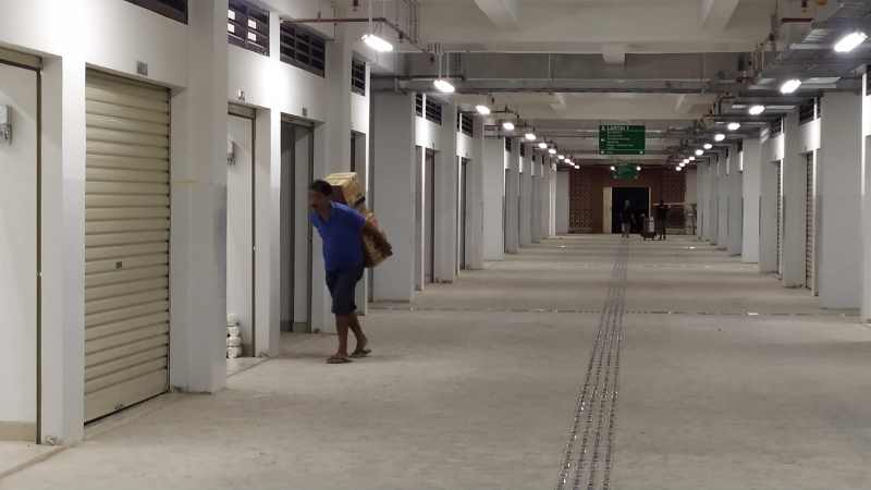 MASIH SEPI DAN KOTOR: Pedagang pasar umum saat memindahkan barang dagangan ke dalam kios yang baru. (foto: m.basir/radar bali)