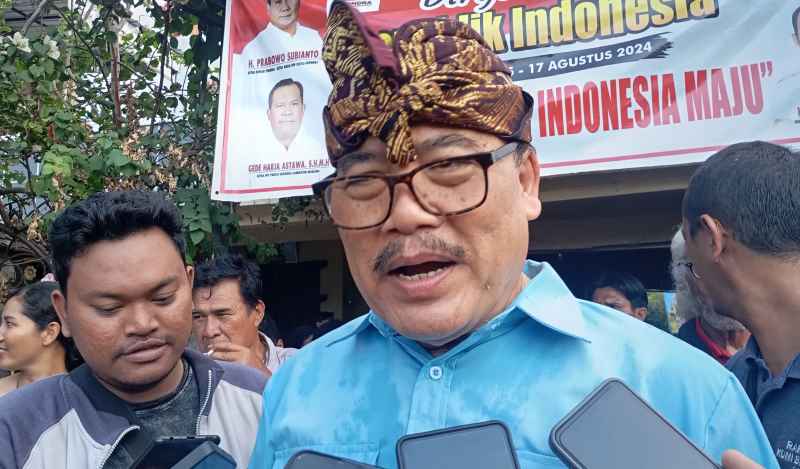 SAMPAIKAN GAGASAN JKBS : Sugawa Korry jelaskan mengenai urgensinya ingin membuat JKBS yang meniru JKBM milik Mangku Pastika.(francelino junior/radar bali)