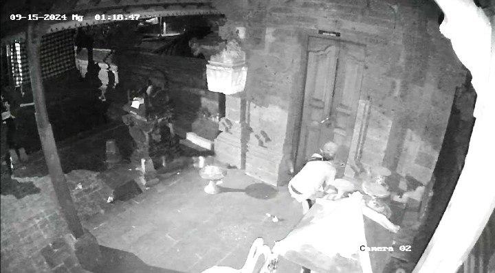 TEREKAM KAMERA CCTV : Penampakan pelaku pencurian di Pura Dalem Purwa, Banjar Adat Lumajang, Desa Samsam, Kerambitan Tabanan. (istimewa)