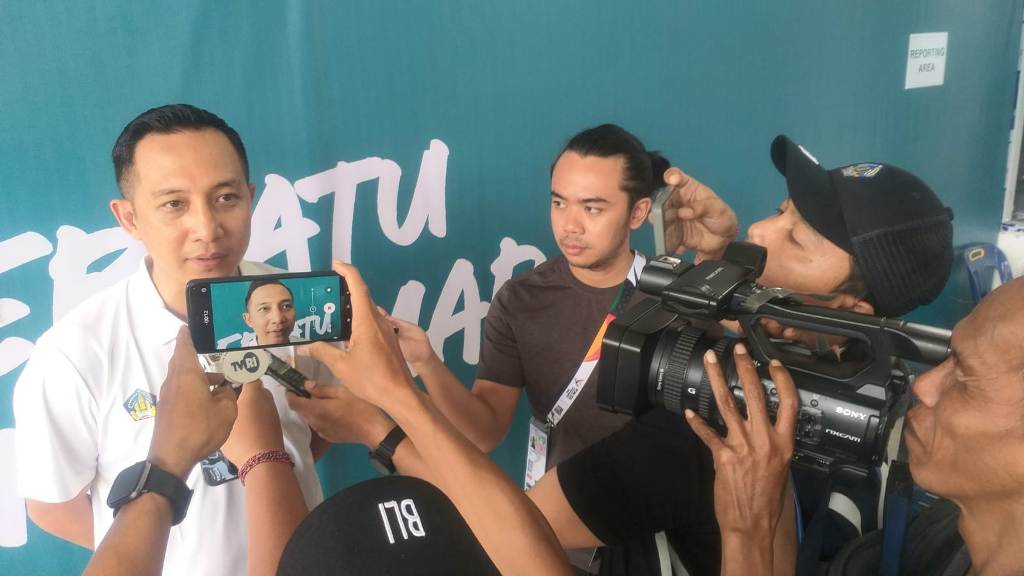MEDALI EMAS: Dewa Putu Yadi Suteja saat diwawancarai awak media usai berhasil memperoleh emas, Senin, 16 September 2024