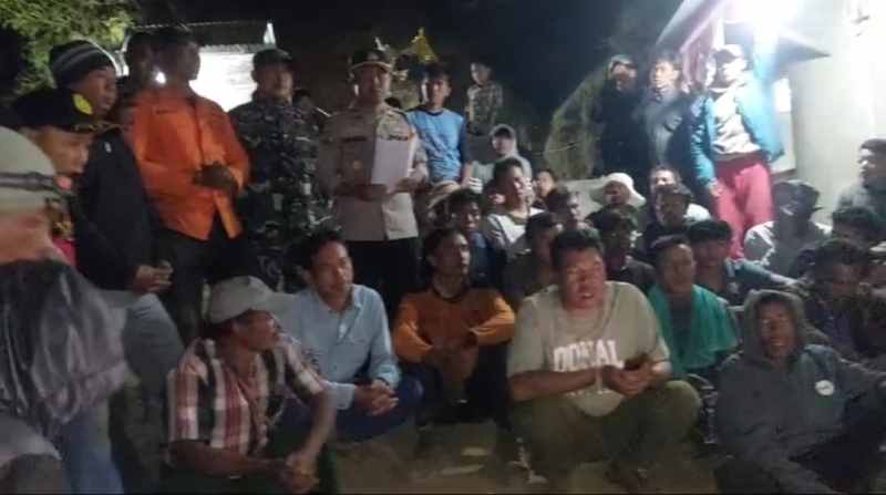 EVAKUASI BERSAMA WARGA: Petugas kepolisian bersama warga berkumpul usai evakuasi korban di Gunung Abang, Kintamani, Bangli. Kapolsek ucapkan terimakasih kepada warga. (polres bangli/radar bali)