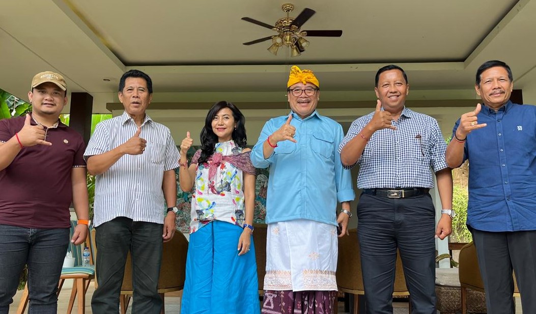 SAMPAIKAN DUKUNGAN: Sugawa Korry (kemeja biru muda, dengan udeng) bersama AAWK (kemeja kotak-kotak). Tokoh Puri Buleleng itu mendukung Sugawa-Suardana di Pilkada Buleleng 2024.(istimewa)