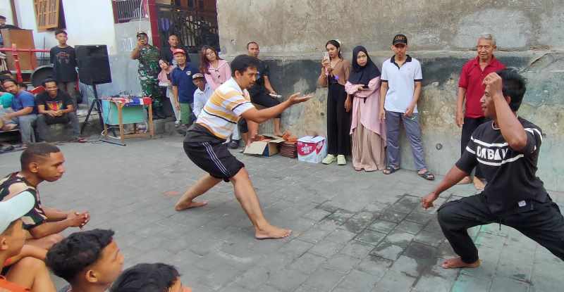 PENCAK SILAT : Atraksi seni bela diri dalam tabuh kedencong. (eka prasetya/radar bali)