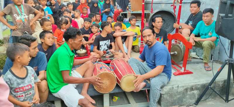 PERAYAAN MAULID NABI: Tabuh kedencong yang dimainkan saat perayaan Maulid Nabi Muhammad SAW di Kelurahan Kampung Singaraja. (eka prasetya/radar bali)