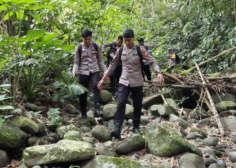 PENCARIAN DI HUTAN : Anggota Polres Tabanan melakukan pencarian korban WNA Prancis yang hilang di Gunung Batukaru.   (Foto Polsek Pupuan Tabanan untuk Radar Bali)