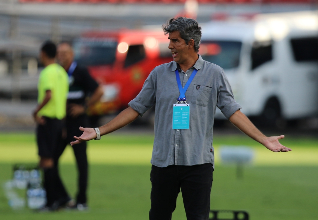 BERI INTRUKSI: Pelatih Bali United Stefano &rdquo;Teco&rdquo; Cugurra saat memberi instruksi pemainnya, saat tanding lawan PSS Sleman di Stadion Kapten I Wayan Dipta, Gianyar, Senin, 16 September 2024.