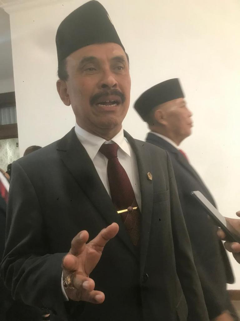 BERI PENJELASAN: Bendesa Adat Pecatu I Made Sumerta memberikan penjelasan perihal pemanggilan oleh Polda Bali saat ditemui di Gedung DPRD Badung Rabu, 18 September 2024.