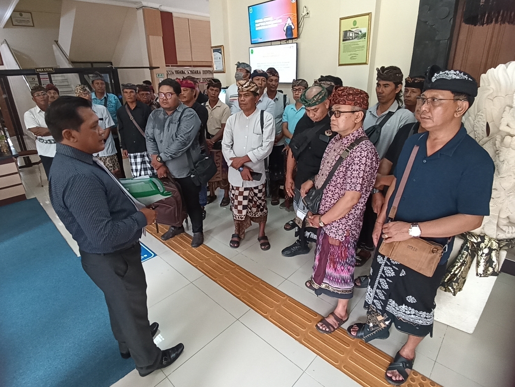 GUGATAN: Puluhan warga Desa Adat Pererenan, Mengwi mengajukan gugatan ke Pengadilan Tata Usaha Negara (PTUN) Denpasar, Rabu, 18 September 2024.