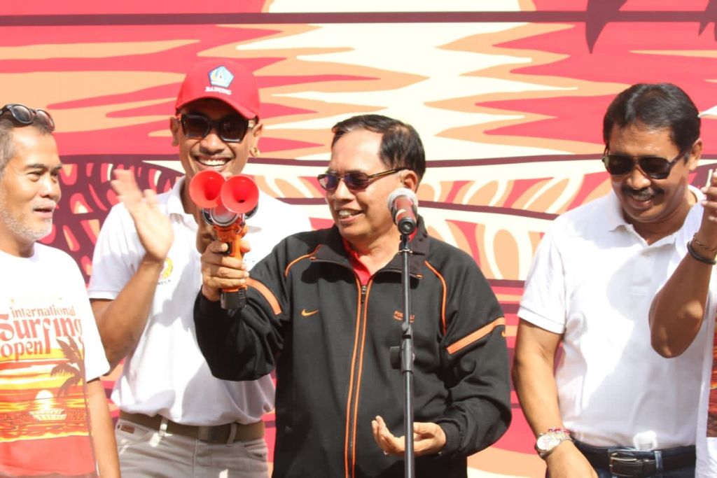 Ketua Umum KONI Badung Made Nariana (tengah)
