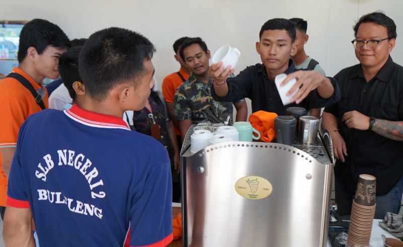 SANGAT ANTUSIAS :Belasan remaja difabel mendapatkan pelatihan khusus untuk jadi barista,sebagai salah satu upaya membangkitkan gairah hidup mereka. (Foto: Dinas Kominfosanti Buleleng untuk Radar Bali)
