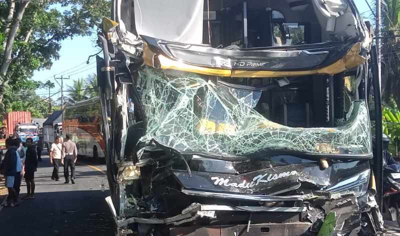 RINGSEK : Salah satu bus yang terlibat kecelakaan . (Foto: Polsek Melaya)