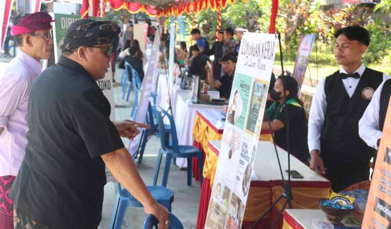 BERAGAM PENGUMUMAN LOWONGAN : Job fair yang digelar di SMKN 1 Sukasada dalam rangka mencegah adanya pengangguran di jenjang lulusan sekolah.( Foto: Dinas Kominfosanti Buleleng untuk Radar Bali)