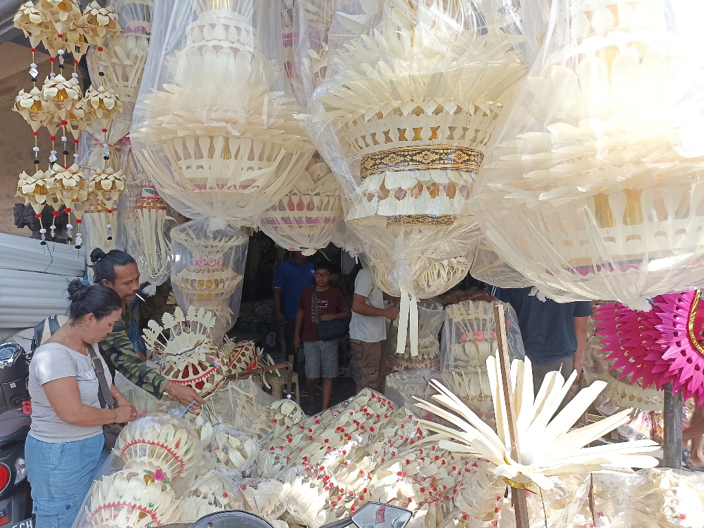 PENJUAL: Salah satu penjual janur sampian penjor di kawasan jalan raya Kapal, Badung, Minggu, 22 September 2024.
