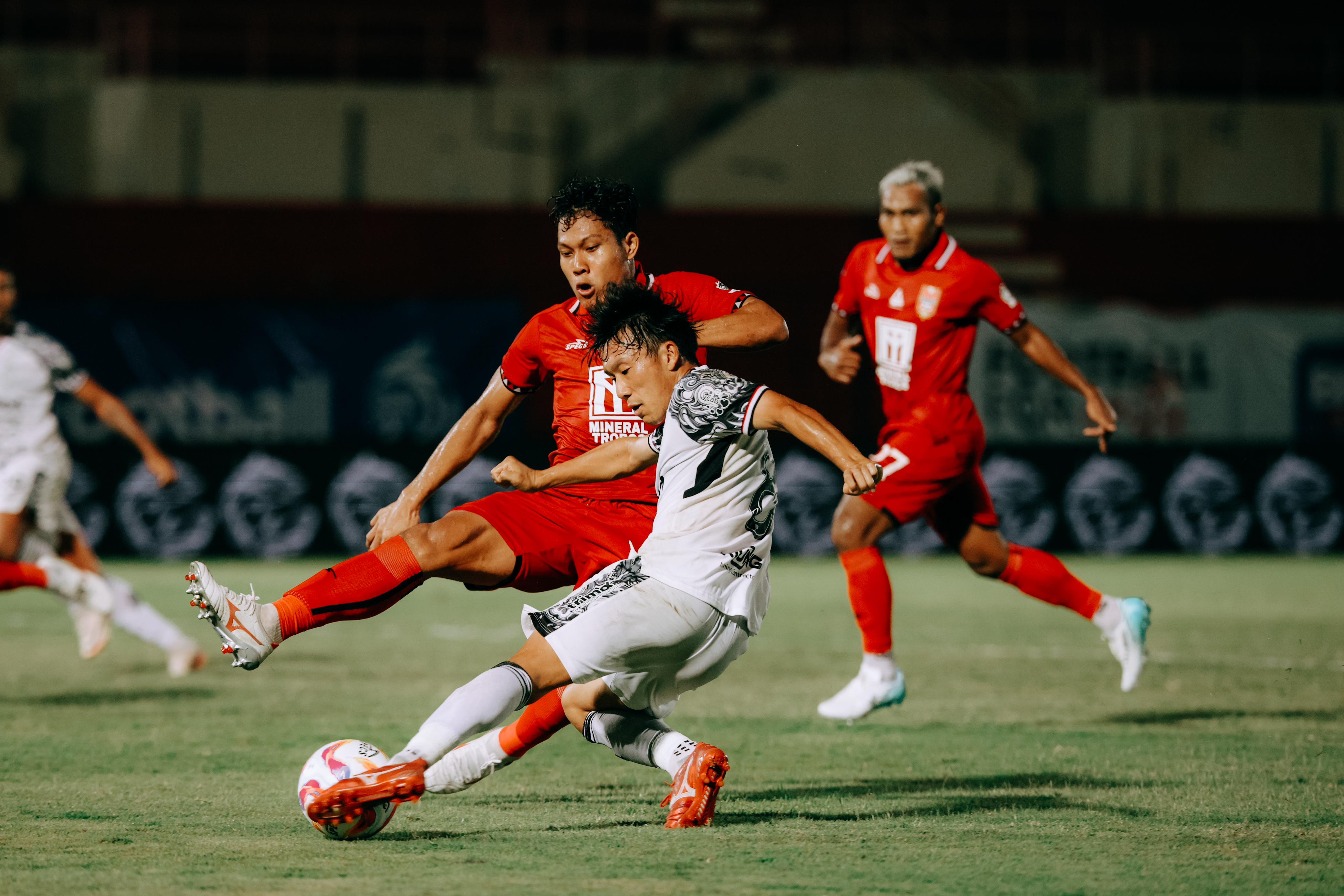 TANDING: Pemain Bali United saat tanding melawan Malut United di pekan ke-6 Liga 1 2023/2025 di Stadion Sultan Agung, Bantul pada Sabtu 21 September 2024.