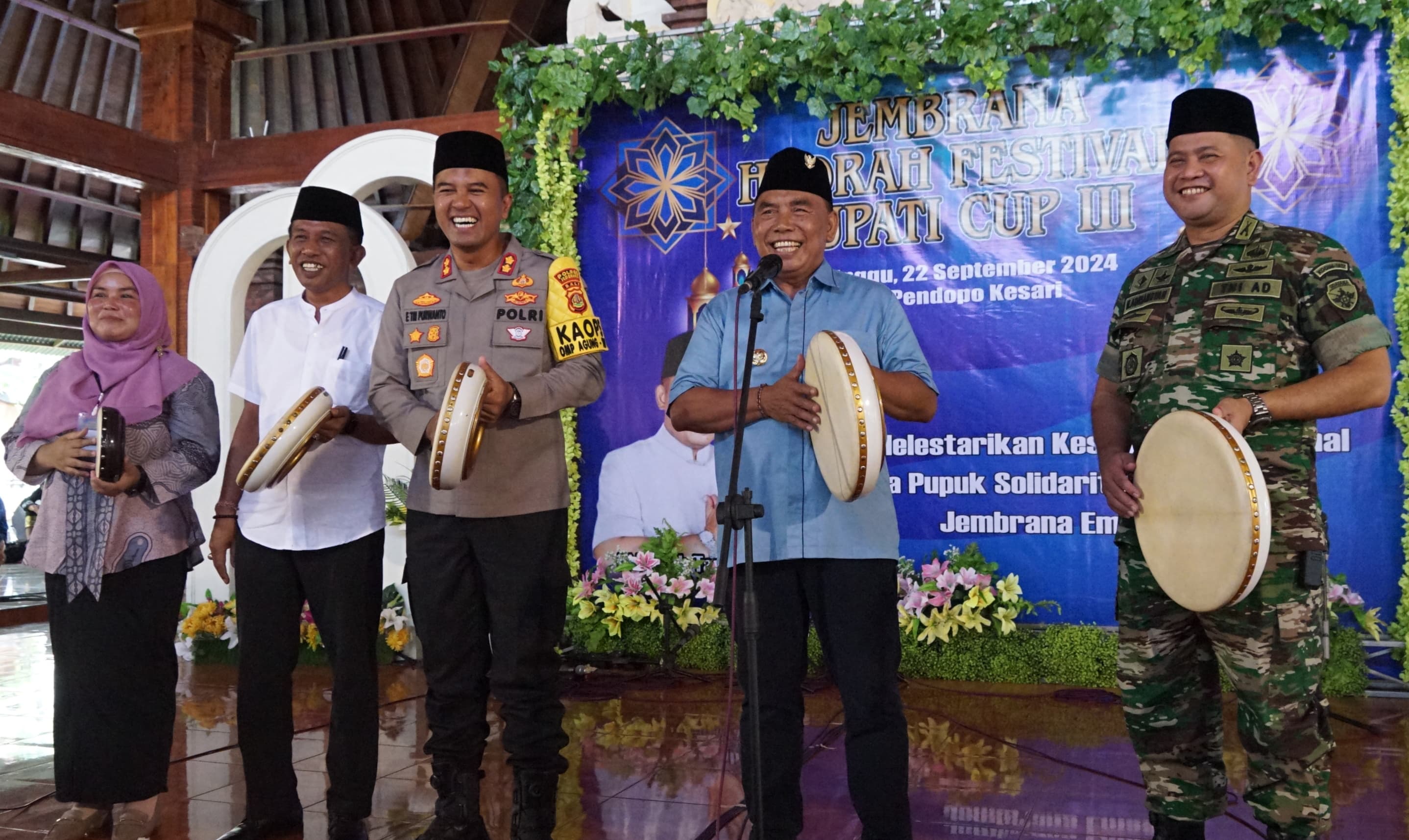 Pembukaan Jembrana Hadrah Festival Bupati Cup oleh Bupati Jembrana I Nengah Tamba (dua dari kanan), Kapolres AKBP Endang Tri Purwanto, Dandim Letkol Inf. Mohamad Adriansyah, Sekda I Made Budiasa dan K