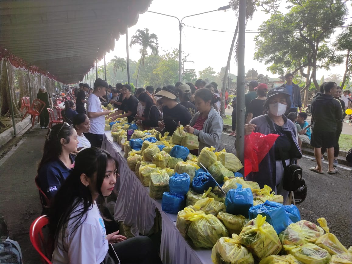 Aktivitas pasar murah yang menjual canang seharga Rp1&nbsp;di Renon (22/9/2024). (Marsel Pampur/Radar Bali)