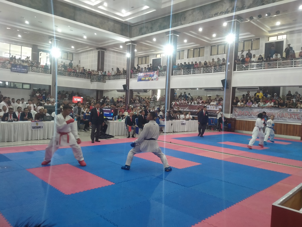 KEJUARAAN: Laga best of the best jelang penutupan Kejuaraan Badung Open Karate Championship II kemarin. Putu Agus Putra Bimantara (merah) berhasil memenangkan laga ini.