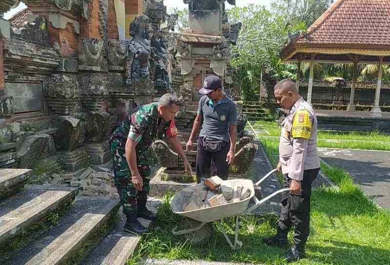 GOTONG ROYONG : Aparat TNI dan Polri bersama warga membersihkan puing sisa gempa di Desa Suwat. (foto: Polres Gianyar)