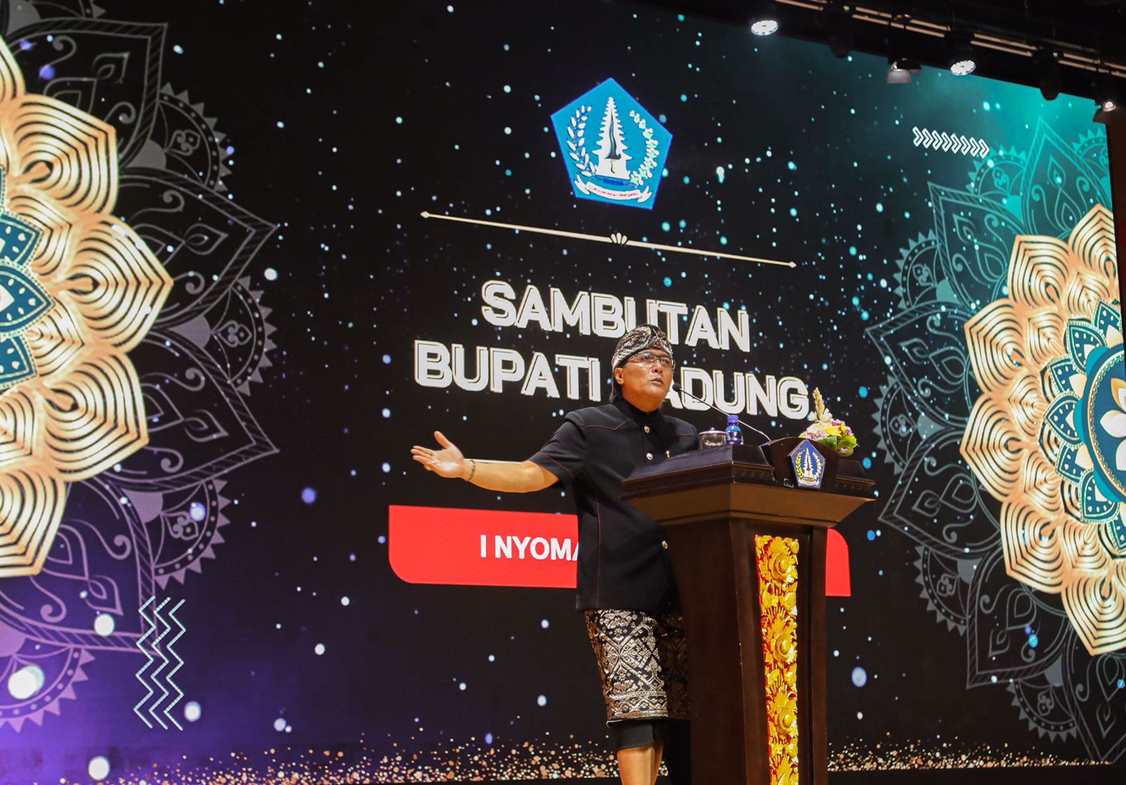 Bupati Badung, I Nyoman Giri Prasta membuka dan memberikan sambutan saat Rakor dengan jajaran Pemerintah Desa se-Kabupaten Badung di Gedung Balai Budaya Giri Nata Mandala, Puspem Badung, Senin (23/9).