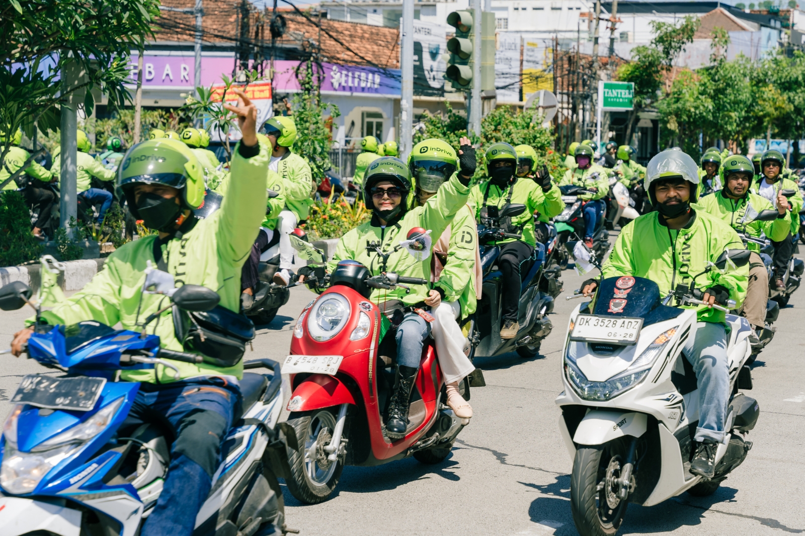 SERAGAM BARU: Warna Helm & Jaket indrive Mempertimbangkan Faktor Visibility di Jalan Raya.