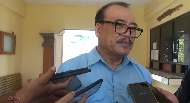 BAHAS PENGHASILAN PERBEKEL : Calon Bupati Buleleng, I Nyoman Sugawa Korry saat diskusi ilmiah di Unipas. (francelino junior/radar bali)