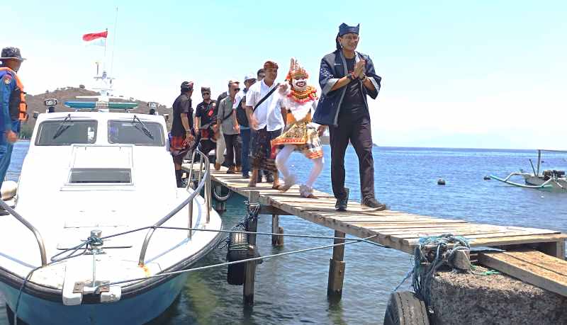 LANGKAH INOVATIF : Menparekraf RI, Sandiaga Salahudin Uno tiba di dermaga Pemuteran usai uji coba jalur paket wisata 3B. (francelino junior)