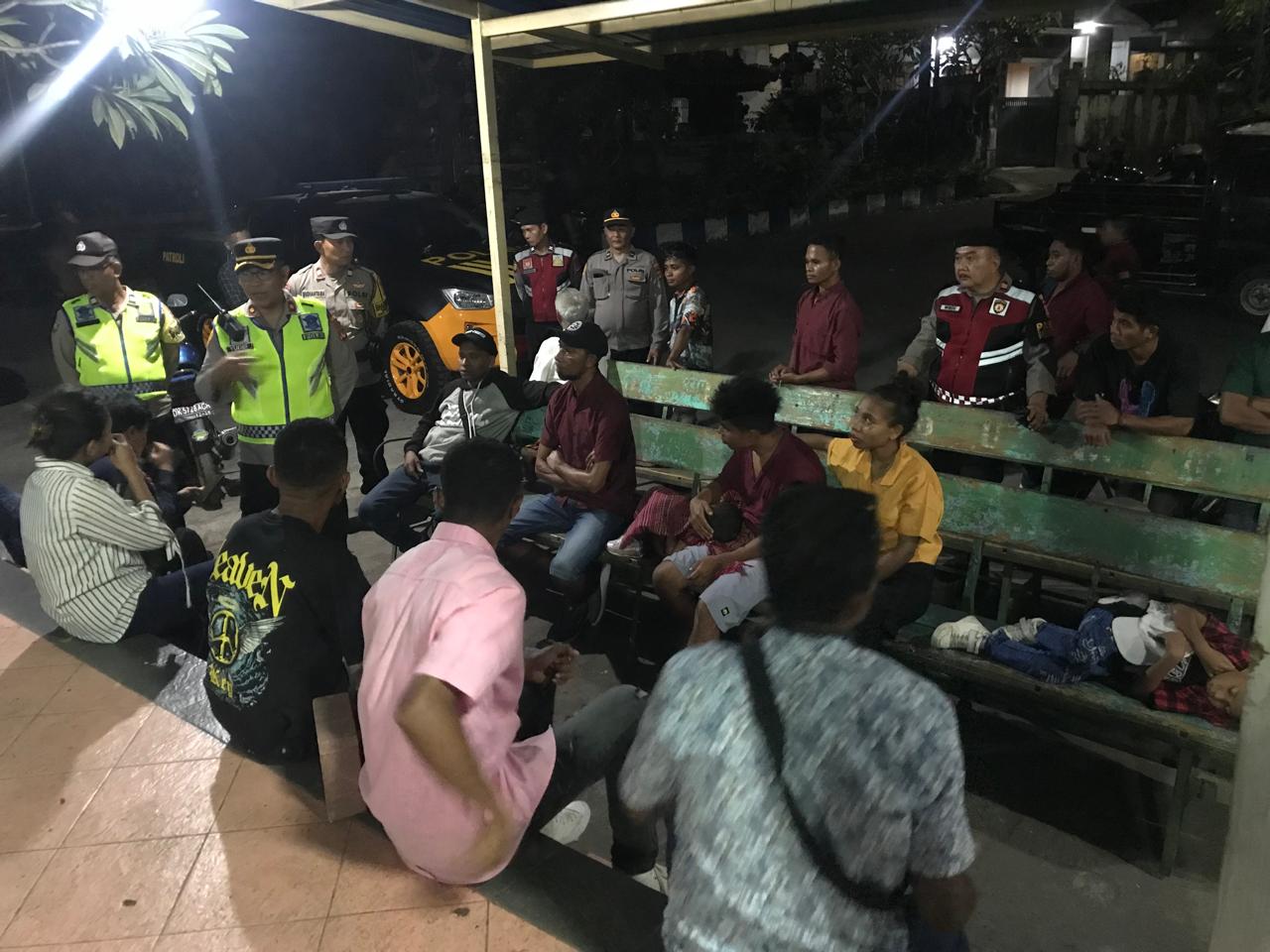 BERDARAH: Polisi mengamankan korban dan pelaku akibat bentrok pesta pernikahan di Jimbaran, Badung Bali