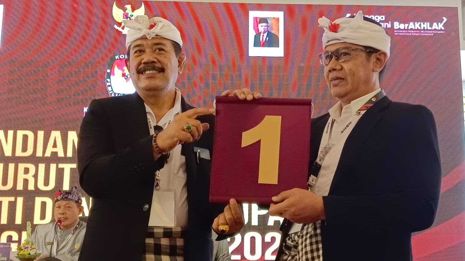NOMOR 1: Cabup/Cawabup Klungkung I Made Kasta dan I Ketut Gunaksa (ASTAGUNA) mendapat nomor 1