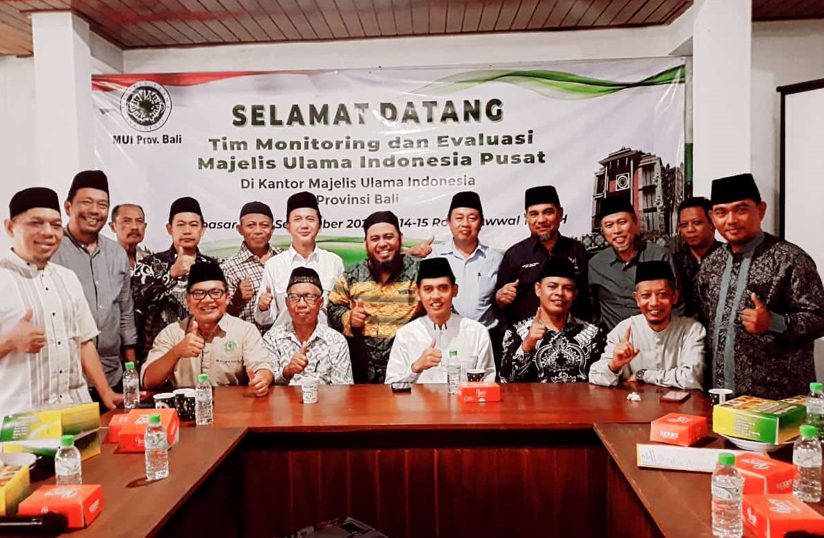 Koordinator Tim Monev MUI Pusat, Prof. Ansorun Niam Sholeh (tengah) foto bersama pimpinan pleno MUI Bali, 18 September 2024 baru lalu.
