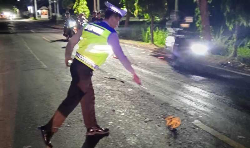 GELAR OLAH TKP: Polisi gelar olah TKP di tempat kecelakaan tabrak lari di Jalan Raya Singaraja-Seririt  . [Foto: Polres Buleleng untuk Radar Bali]