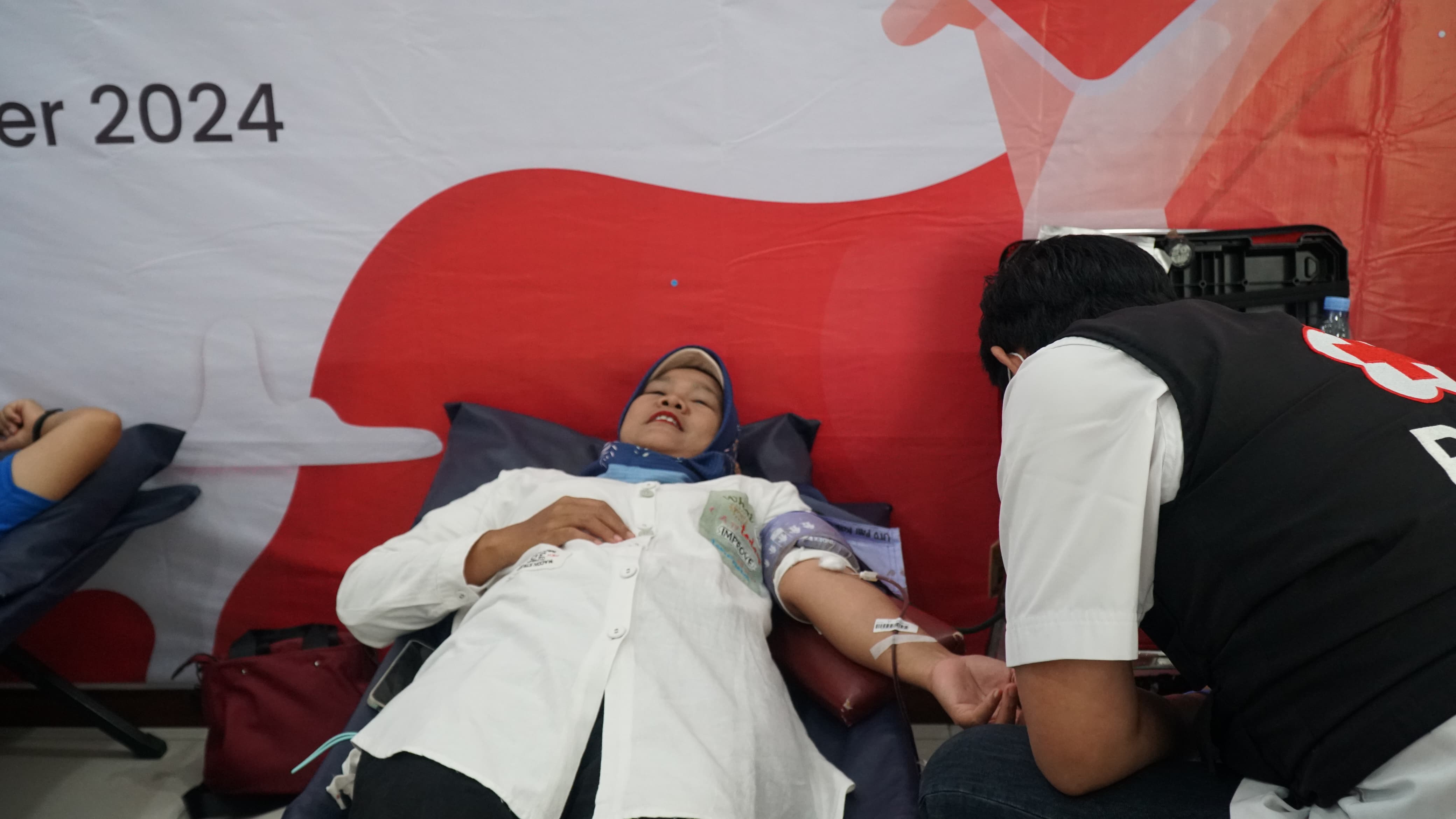 Donor darah dan pemeriksaan kesehatan secara gratis yang diselenggarakan pada 23 September 2024 di Grha Inna, Kantor Injourney Hospitality.