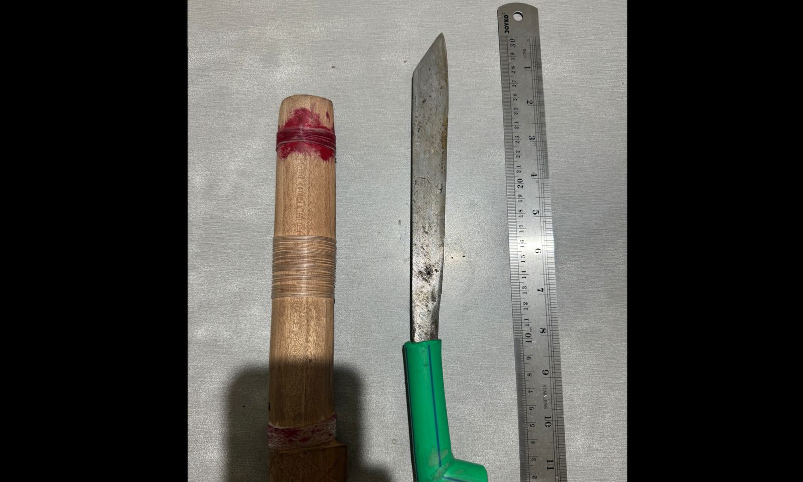 BARANG BUKTI: Senjata tajam jenis golok yang dibawa Alfonsus Seingo